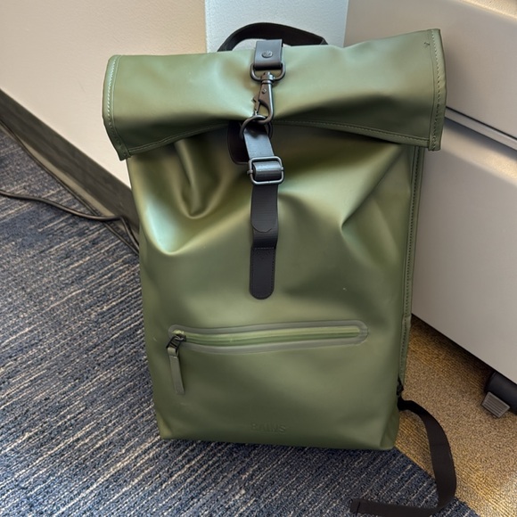 Rains Backpack BROKEN SIDE ZIPPER - Picture 2 of 8